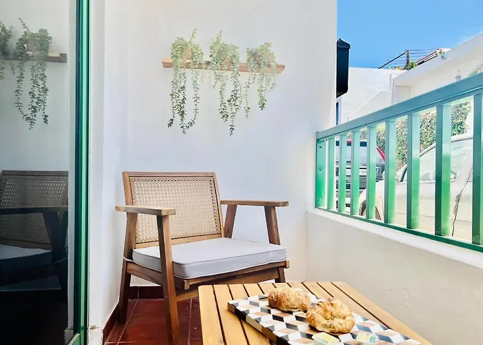 Canaryislandshost L Bruma *