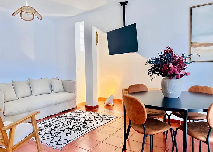 Canaryislandshost L Bruma * Famara